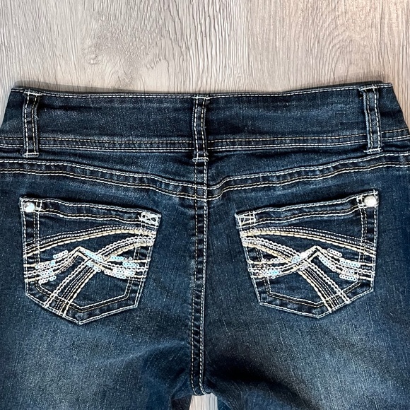 Women's No Boundaries Embellished Curvy Low Rise Jean Capri's (Junior, Size 9) - Picture 8 of 11